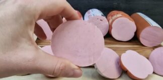 Господині розповіли, як вдома перевірити ковбасу на якість
