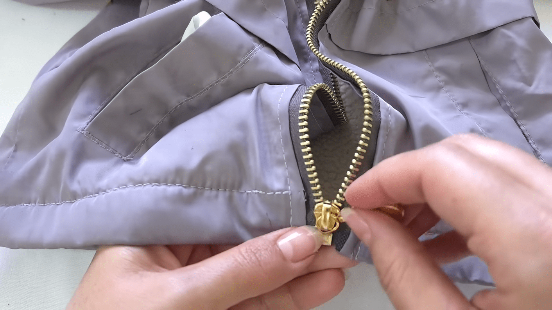 Кравці розповіли, як за 2 хвилини поремонтувати блискавку на одязі