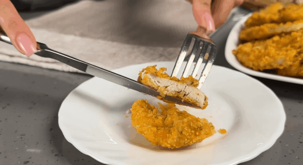 190 градусів на 17 хвилин – і курка “в шубці” на столі: обвалюю в чипсах, і в захваті вся родина 