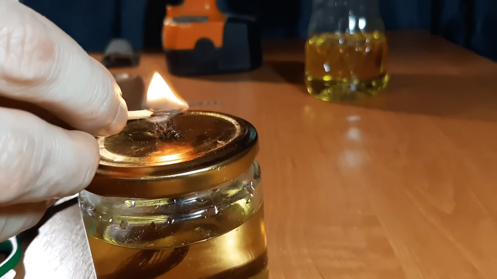 Експерти розповіли, як самостійно зробити масляну лампу