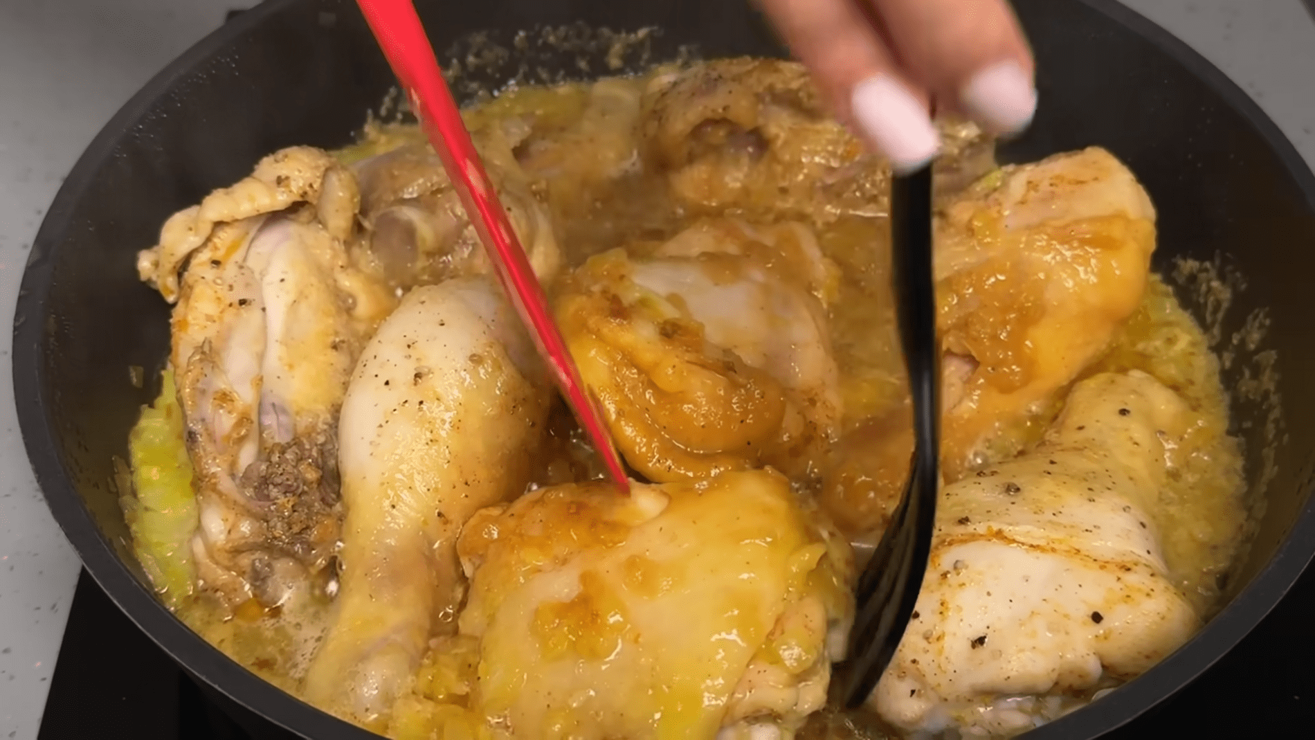 Кухарі розповіли, як легко приготувати ароматну курку на сковороді