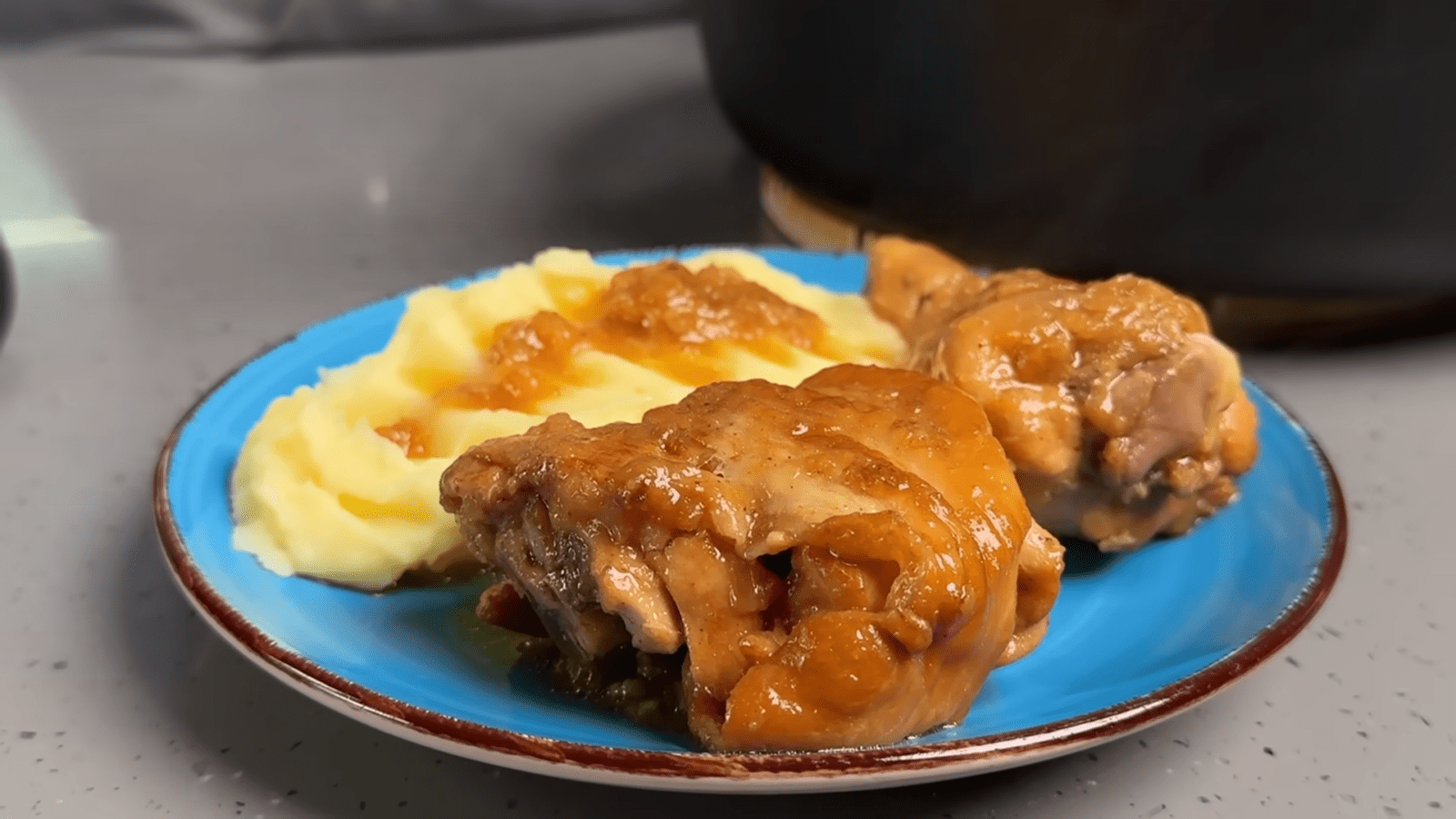 Кухарі розповіли, як легко приготувати ароматну курку на сковороді
