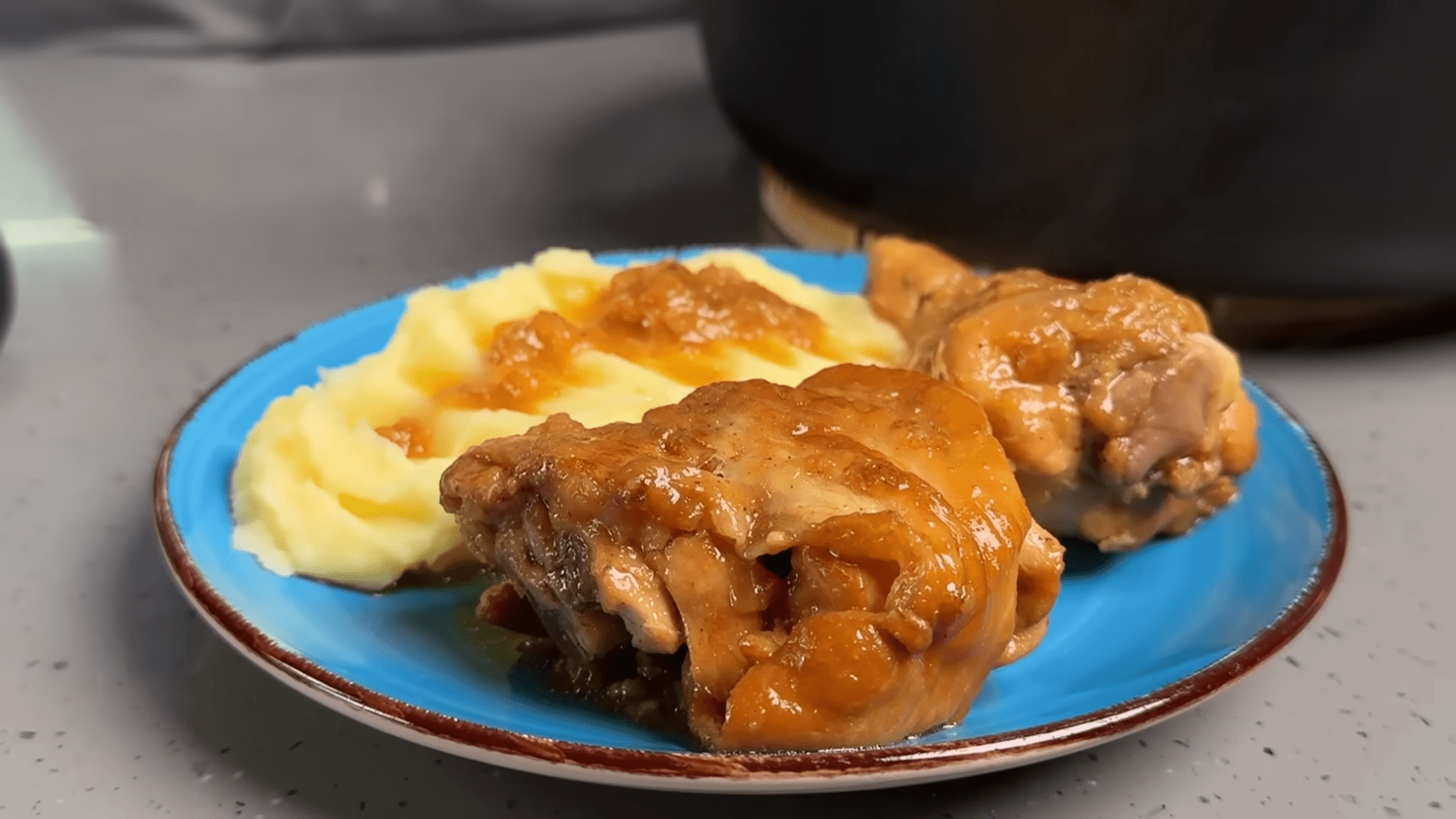 Кухарі розповіли, як легко приготувати ароматну курку на сковороді