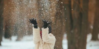 Господині розповіли, як зігріти руки взимку за допомогою копійчаного засобу