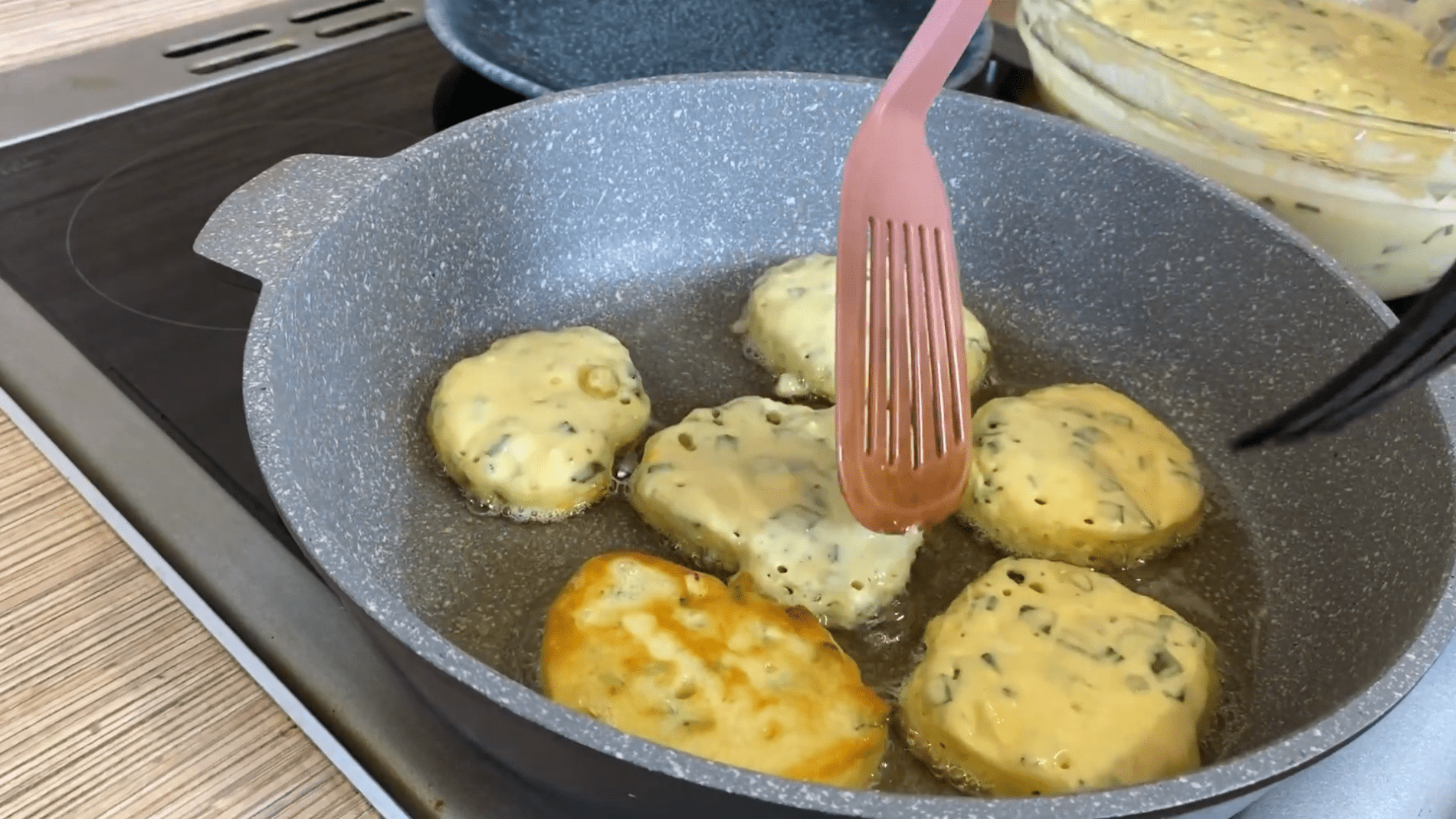 Кухарі розповіли, як приготувати ліниві пиріжки на кефірі