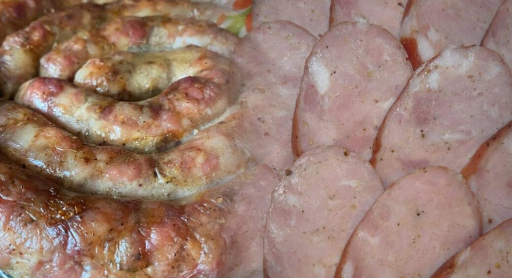 Гості думали, що я купила дорогу копчену ковбасу, а я зробила сама: 2 спеції і 15 хв (РЕЦЕПТ) 