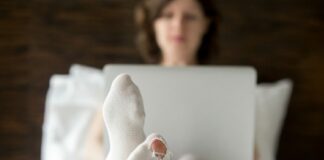 Господині розповіли, як використати діряві шкарпетки у побуті