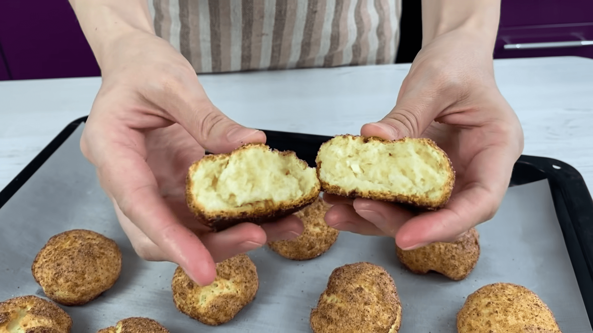 Кухарі розповіли, як швидко приготувати ніжну сирну випічку