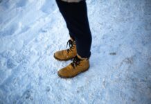 2 краплі на ватний диск – і білі черевики залишаються чисті взимку: коли все тане, я ніби літаю над землею Як захистити біле взуття від бруду взимку