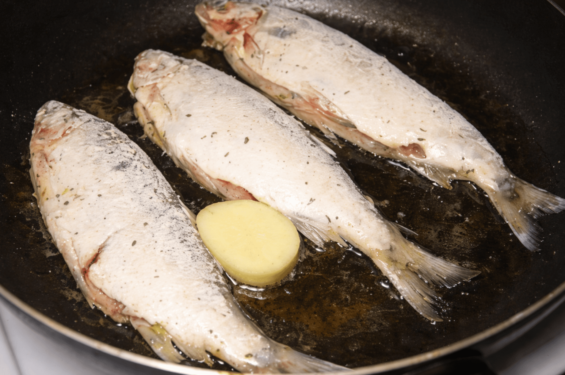 Господині розповіли, як звичайна картоплина прибере запах смаженої риби 