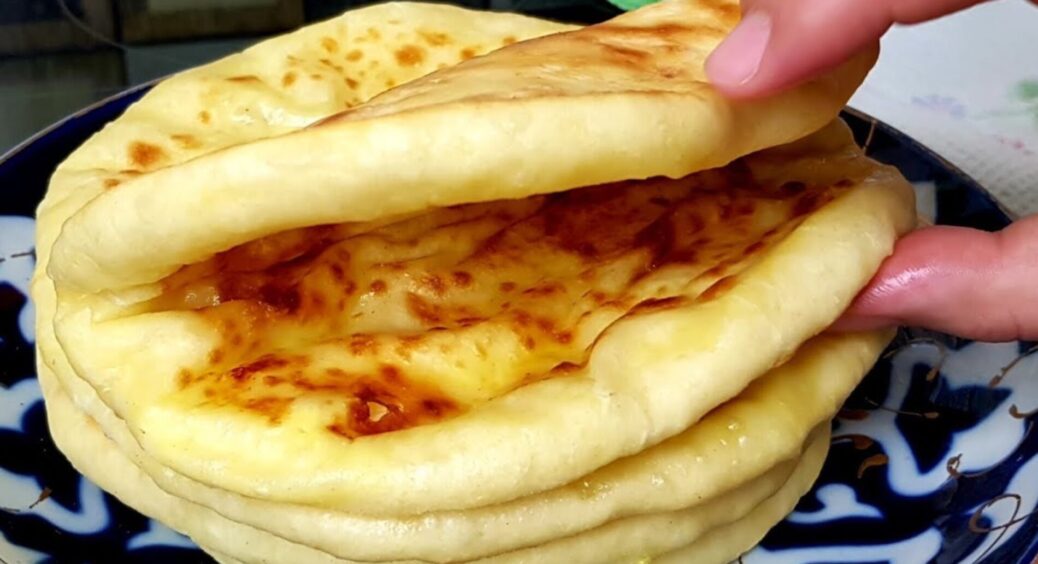 200 мл кефіру + 200 г сиру: готую зранку ці ситні коржики і “таскаємо” їх цілий день — і до борщу, і до чаю 