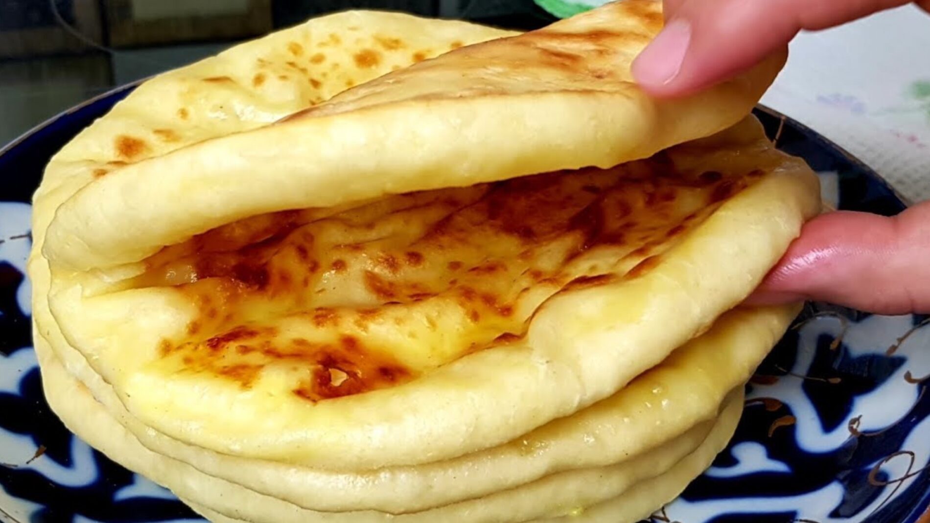 Господині розповіли, як приготувати смачні сирні коржики на кефірі 