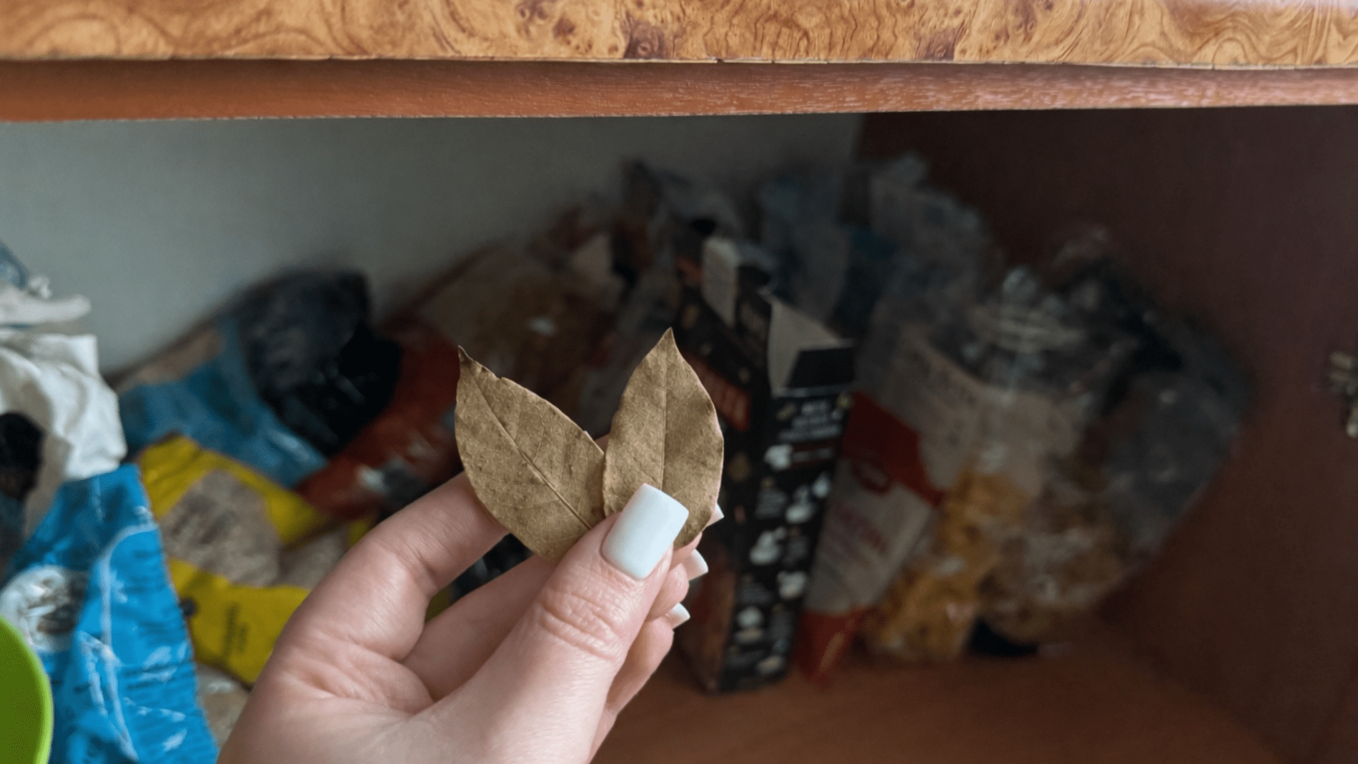 Господині розповіли, навіщо класти у шафу з крупами лавровий лист 