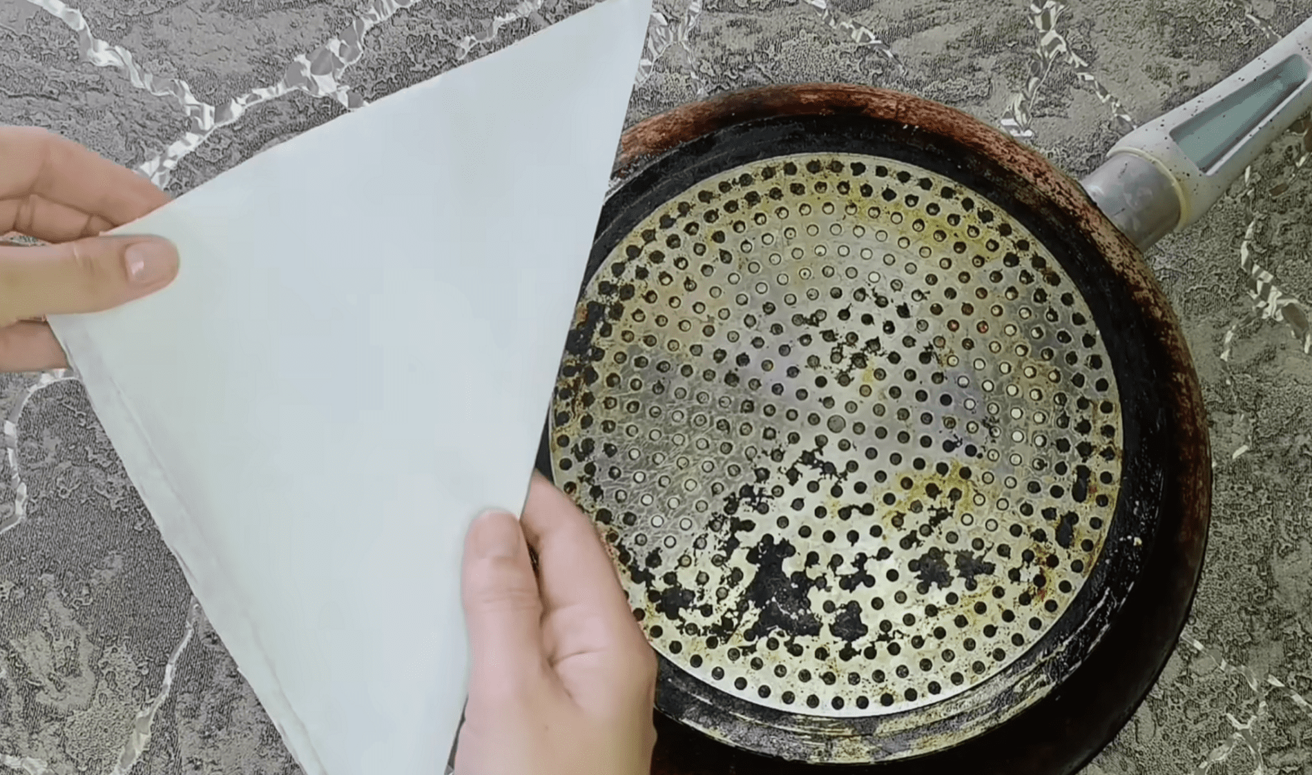 Господині розповіли, як легко привести до ладу стару сковорідку 