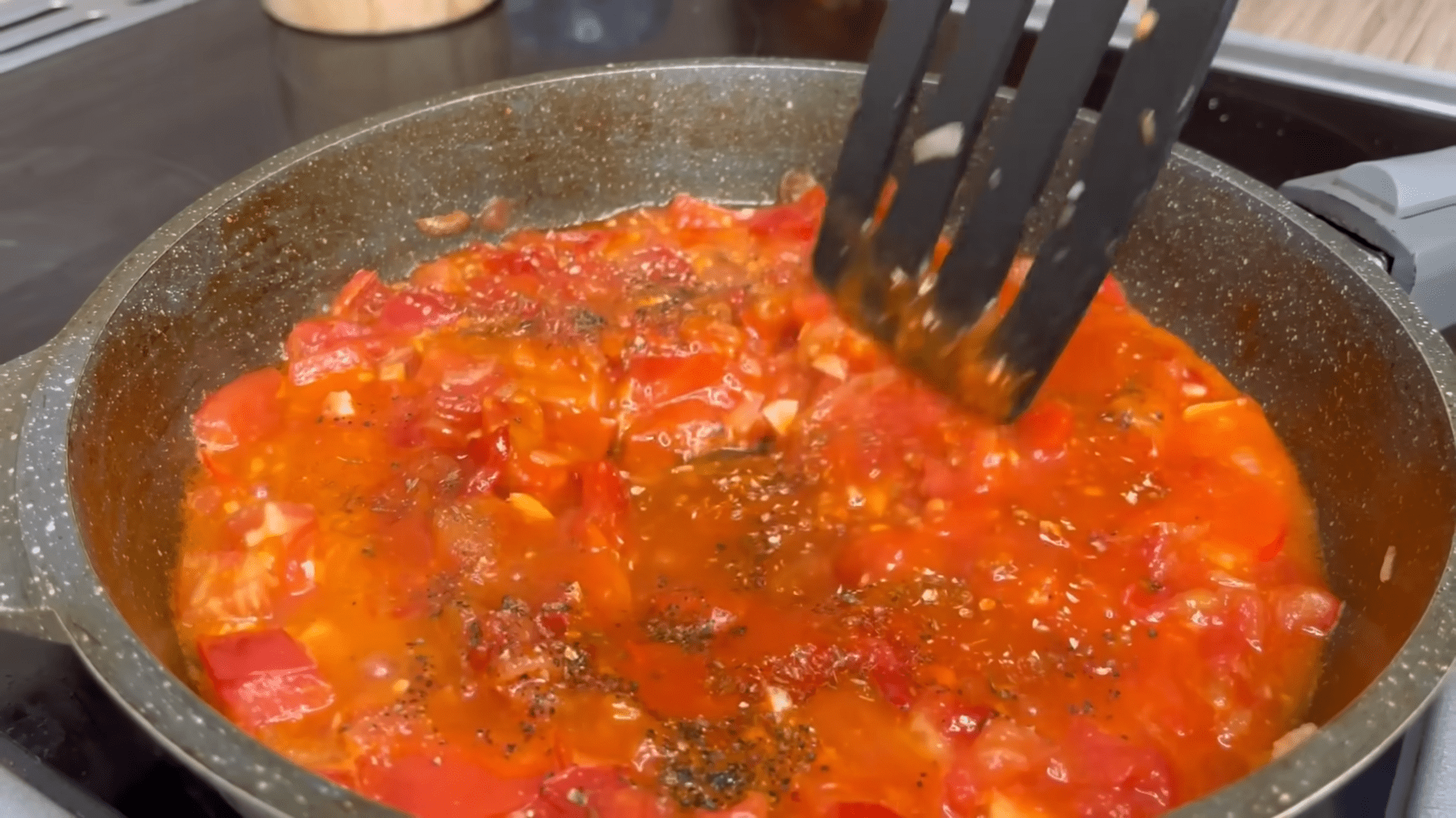 Кулінари розповіли, як приготувати ароматну шакшуку до сніданку