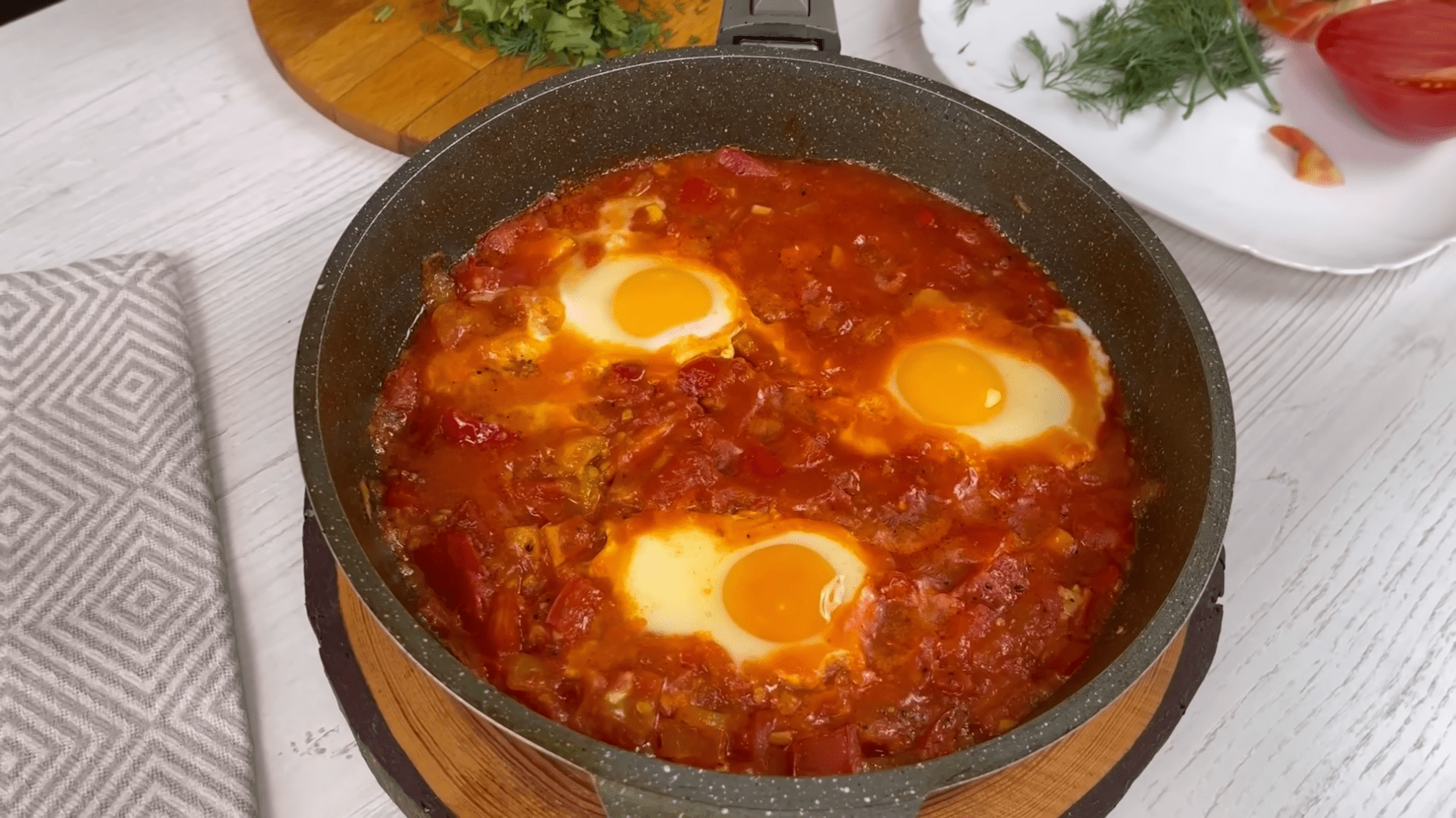 Кулінари розповіли, як приготувати ароматну шакшуку до сніданку	