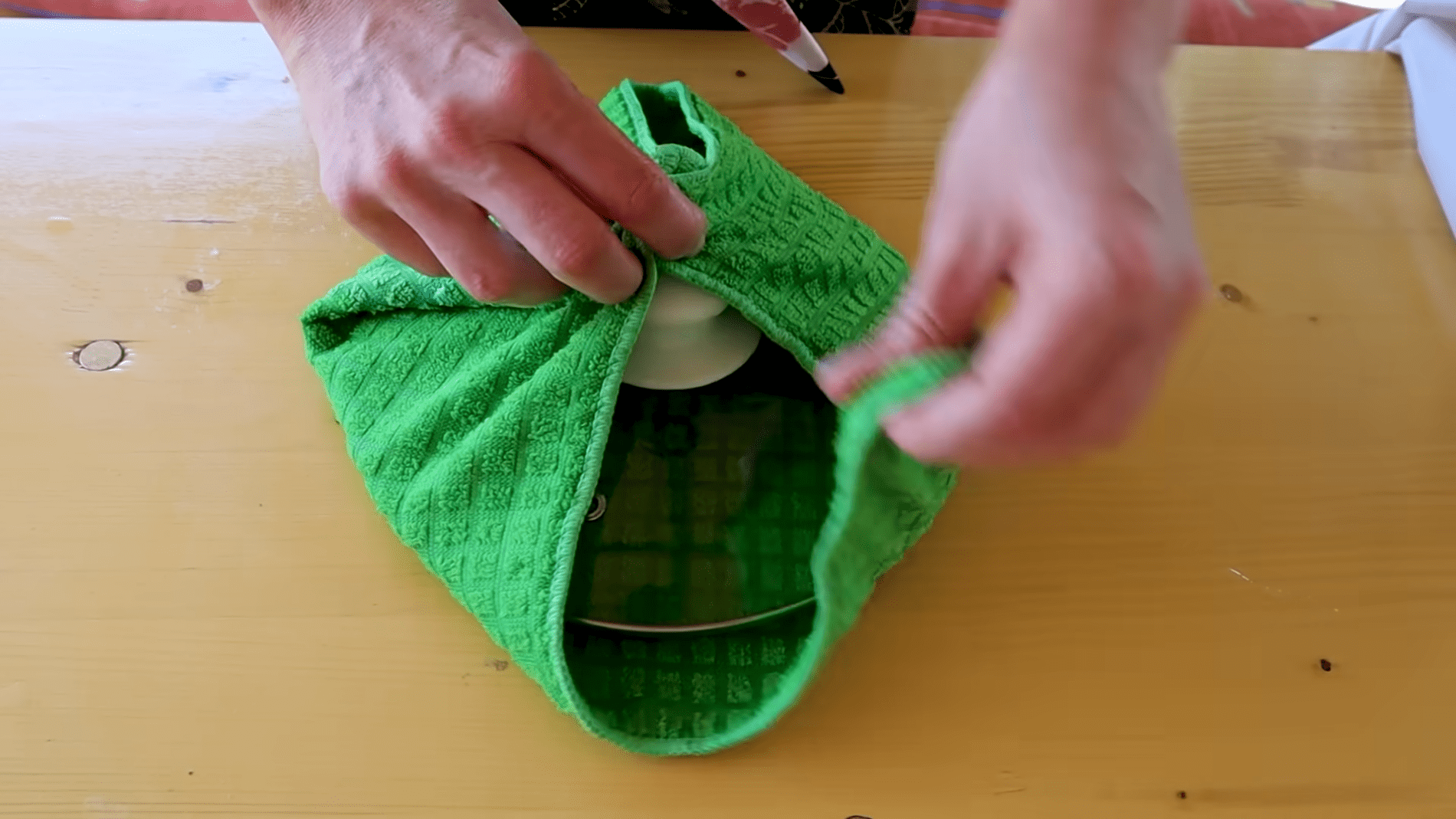 Експерти розповіли, як швидко та легко освіжити килим вдома	