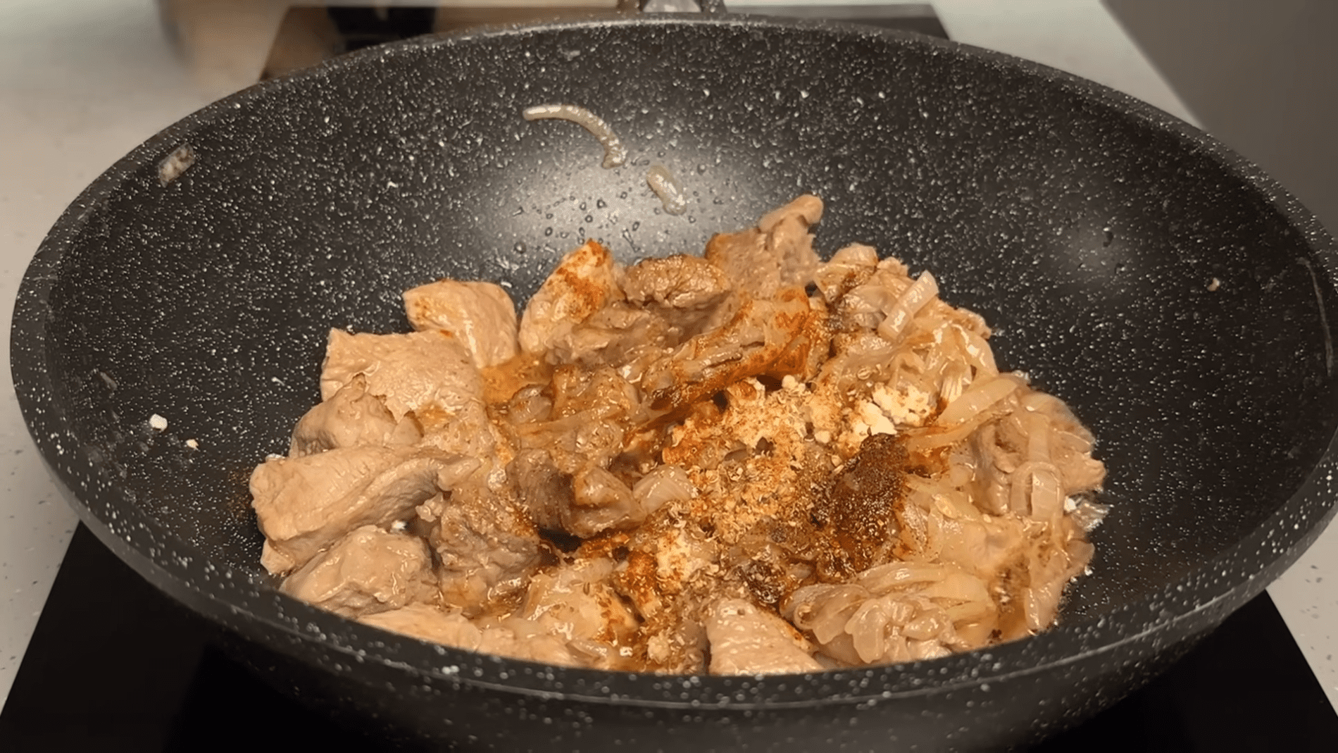 Кухарі розповіли, як приготувати ніжне м'ясо в ароматному соусі