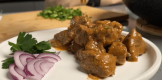Кухарі розповіли, як приготувати ніжне м'ясо в ароматному соусі	