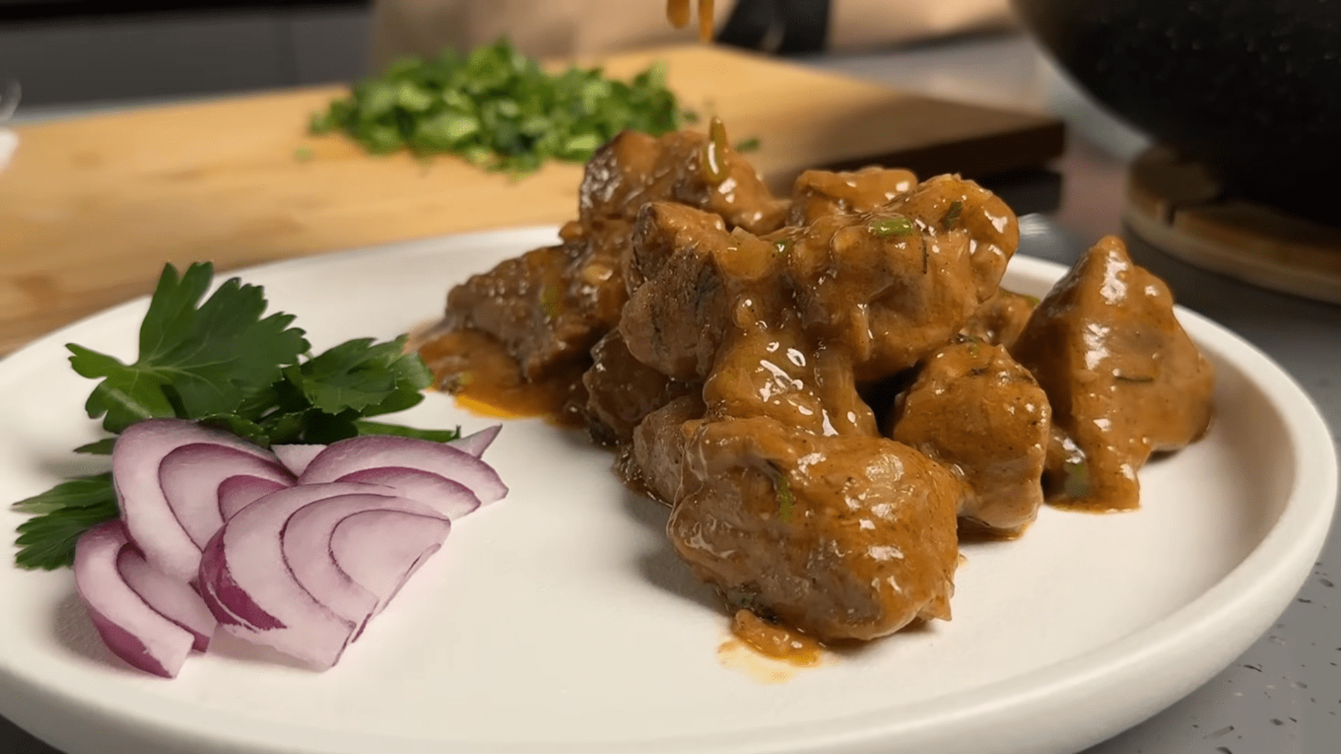 Кухарі розповіли, як приготувати ніжне м'ясо в ароматному соусі	