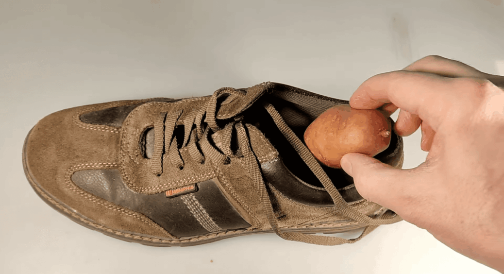 Чоловік побачив, що кладу картоплину у черевик: думав наводжу “порчу”, а то зовсім інше. Вибачався потім 