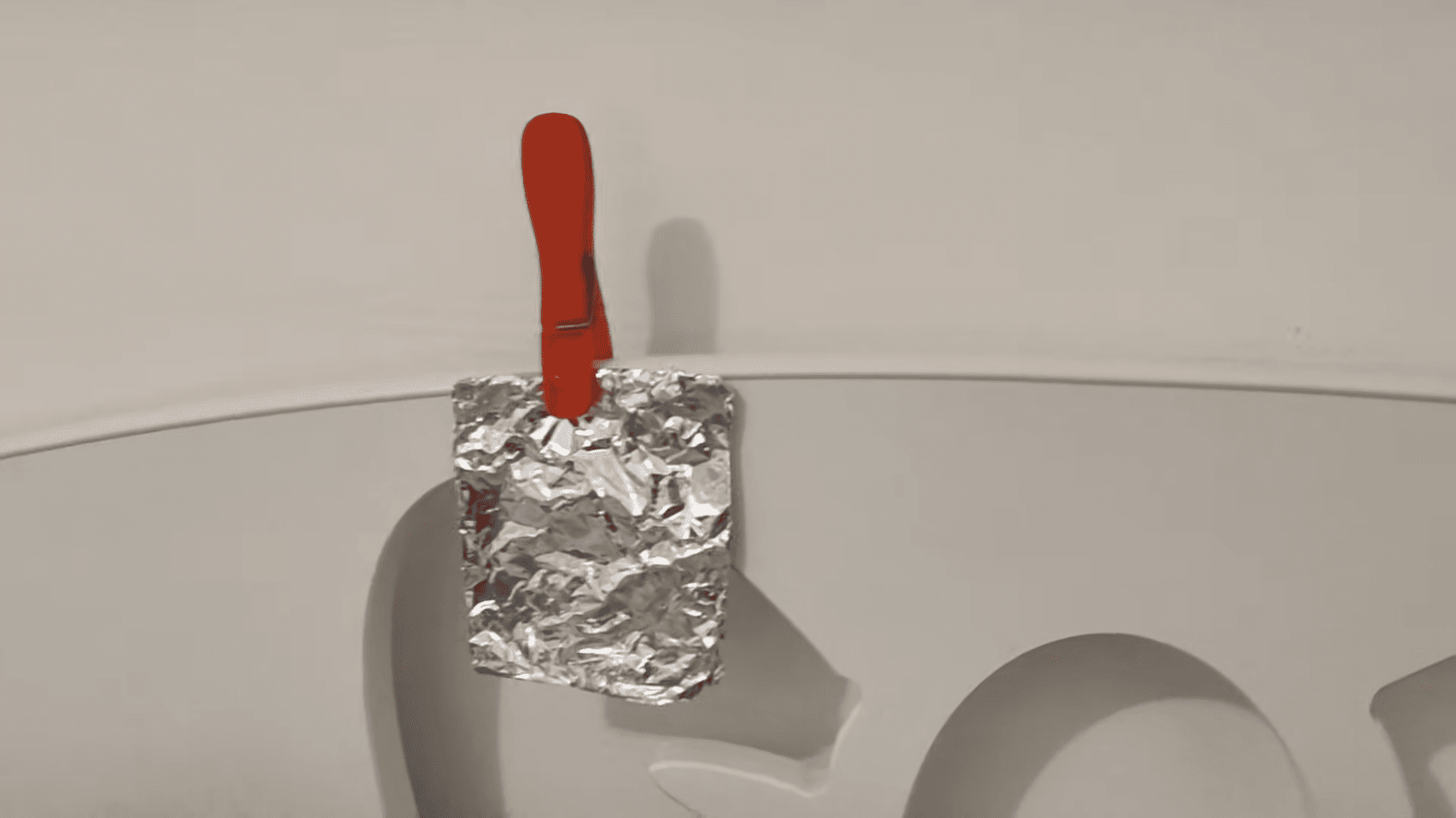 Господині розповіли, навіщо вішати фольгу на ліжко