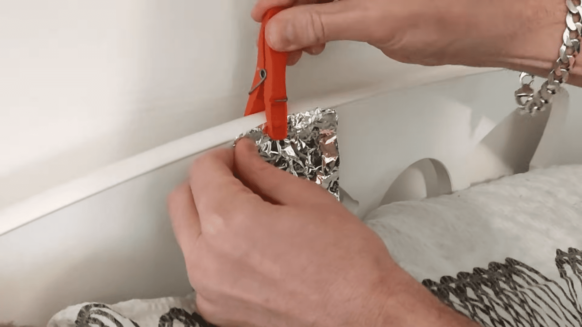 Господині розповіли, навіщо вішати фольгу на ліжко