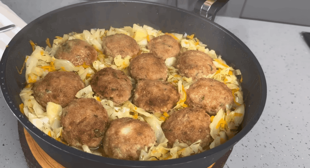 У 500 г фаршу додала 2 ложки манки і це: сформувала кульки, поклала на капусту – ситна вечеря “2 в 1” 