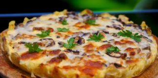 Кухарі розповіли, як приготувати ніжний закусочний пиріг "Жульєн"