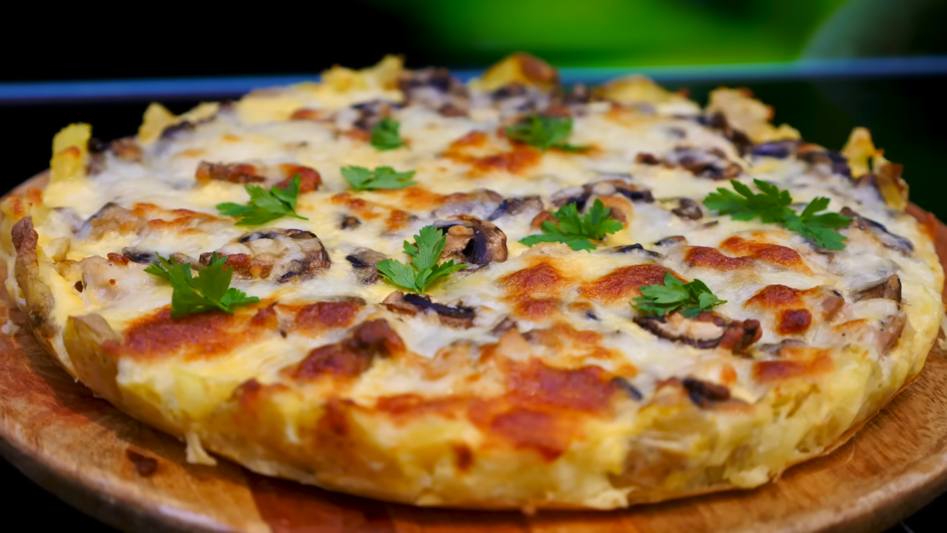 Кухарі розповіли, як приготувати ніжний закусочний пиріг 