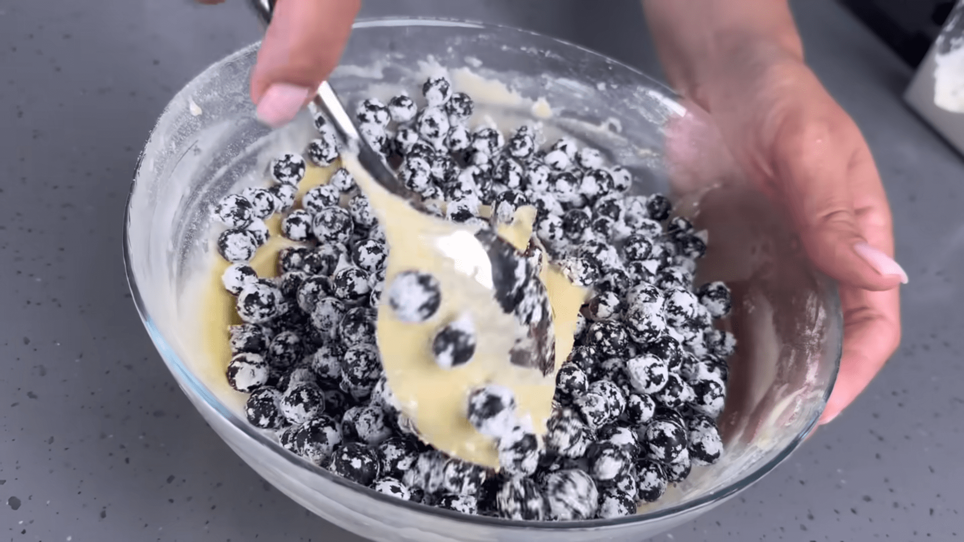 Кухарі розповіли, як приготувати простий і смачний пиріг зі смородиною