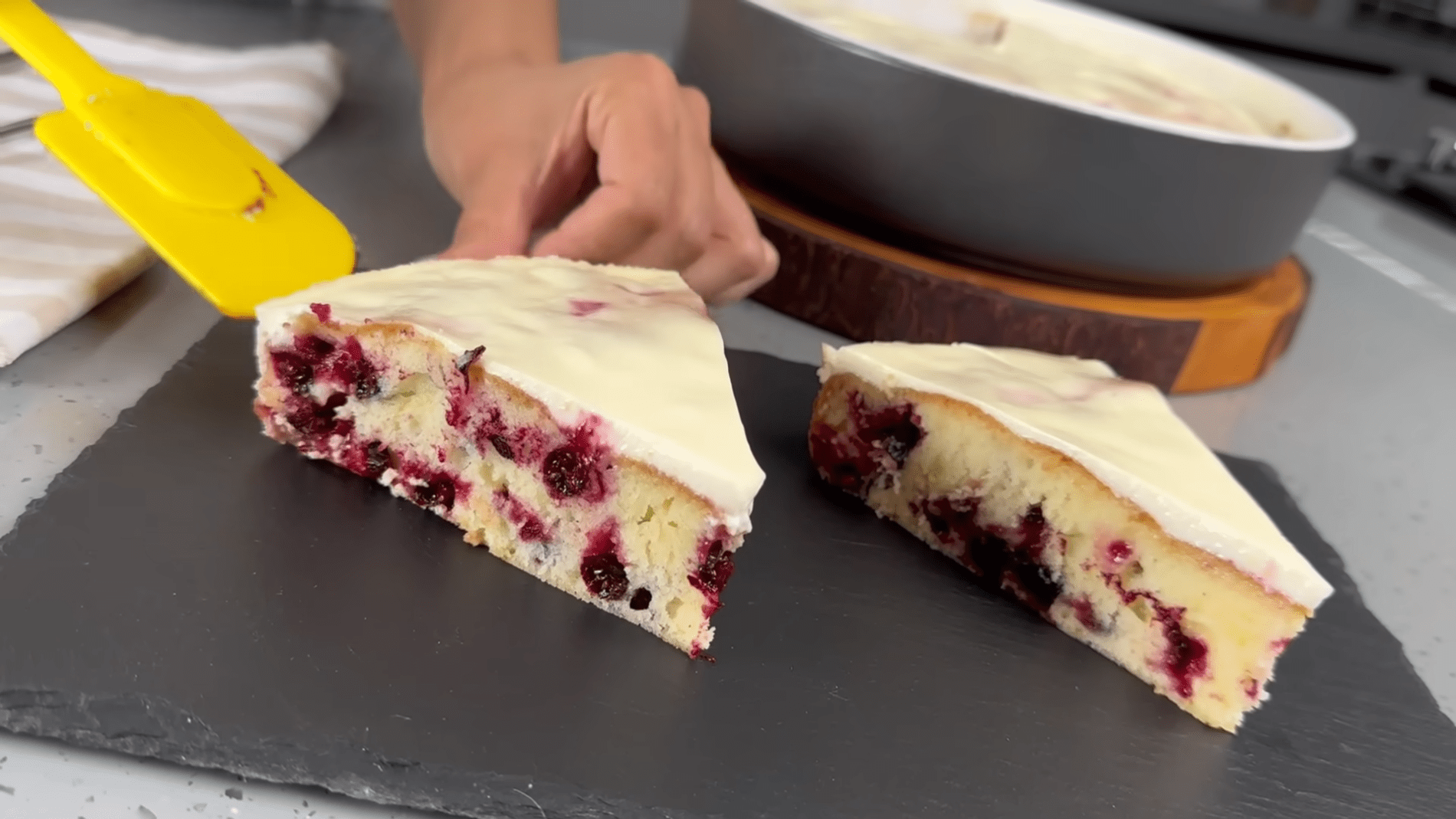 Кухарі розповіли, як приготувати простий і смачний пиріг зі смородиною