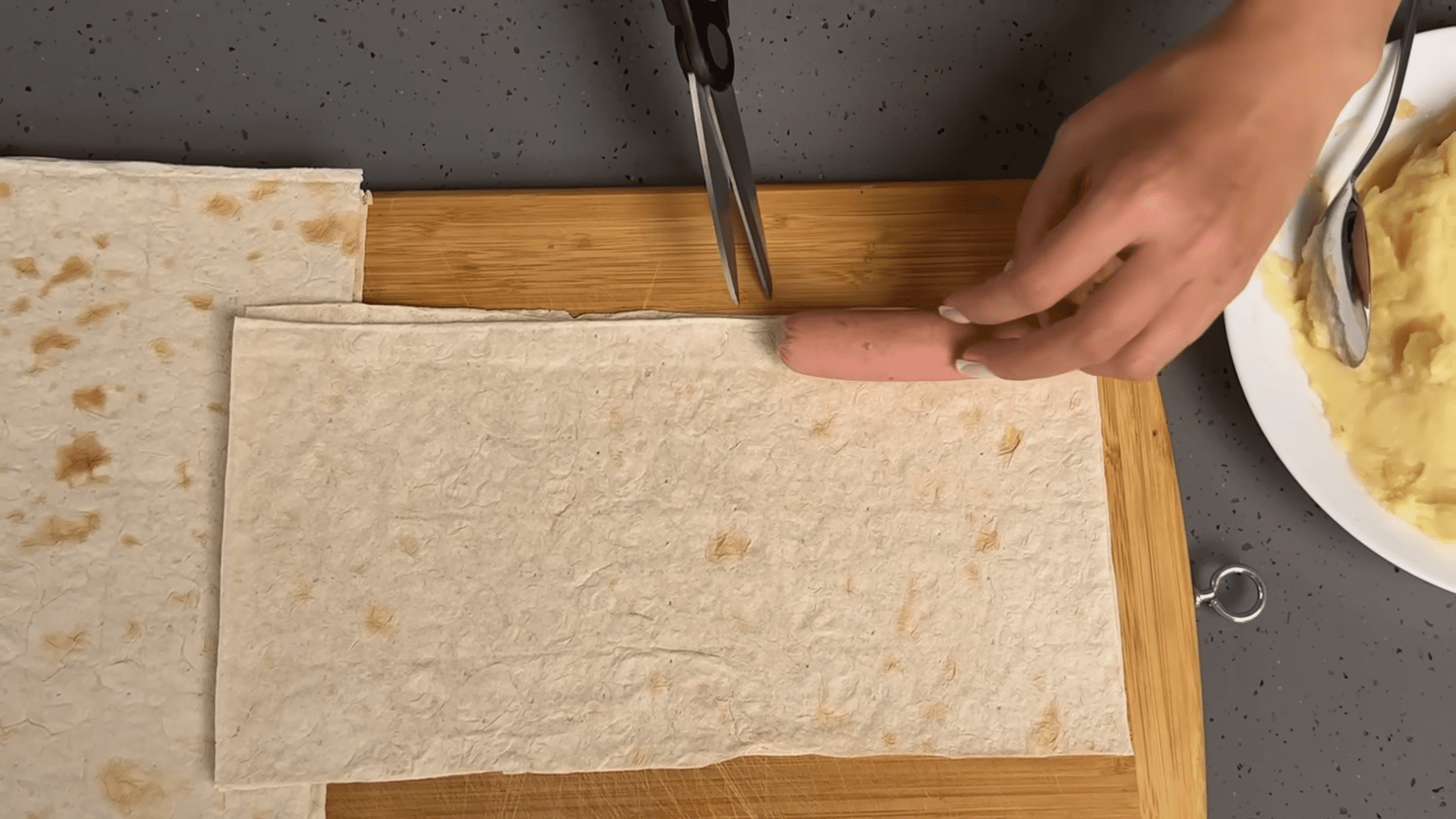 Кухарі розповіли, як приготувати смачну страву з лавашу і сосисок