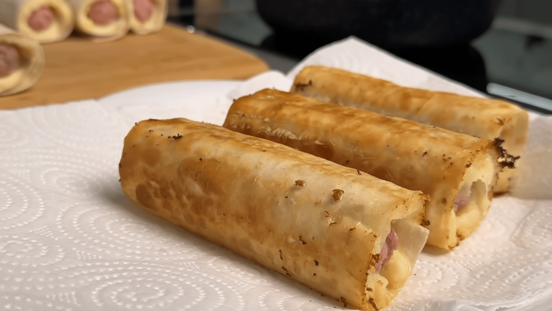 Кухарі розповіли, як приготувати смачну страву з лавашу і сосисок