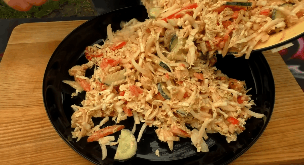 Салат “Шаурма” з тим самим соусом – чоловік з’їв 2 миски: білок + олія + часник = соус, як у вуличній 