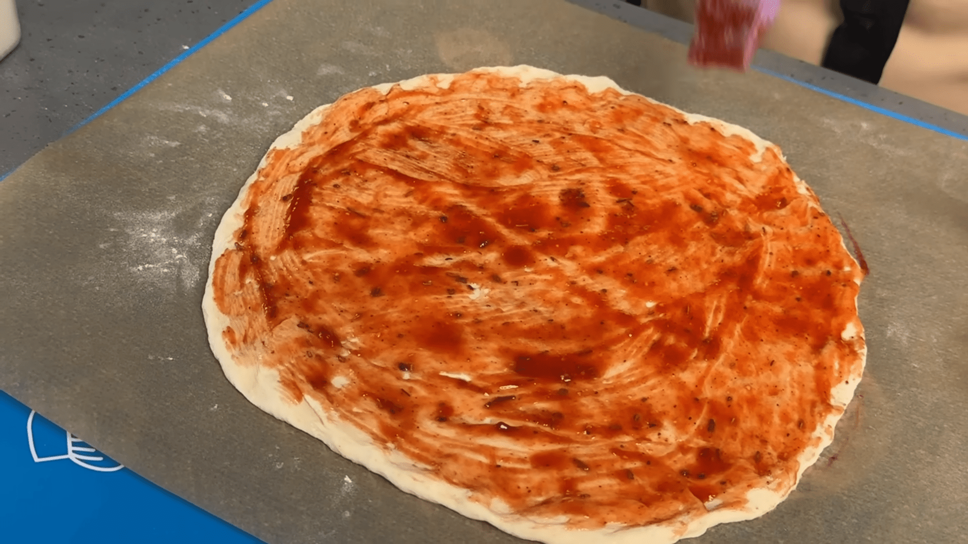 Кухарі розповіли домашній рецепт приготування піци пепероні