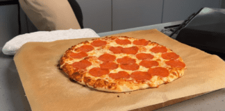 Кухарі розповіли домашній рецепт приготування піци пепероні