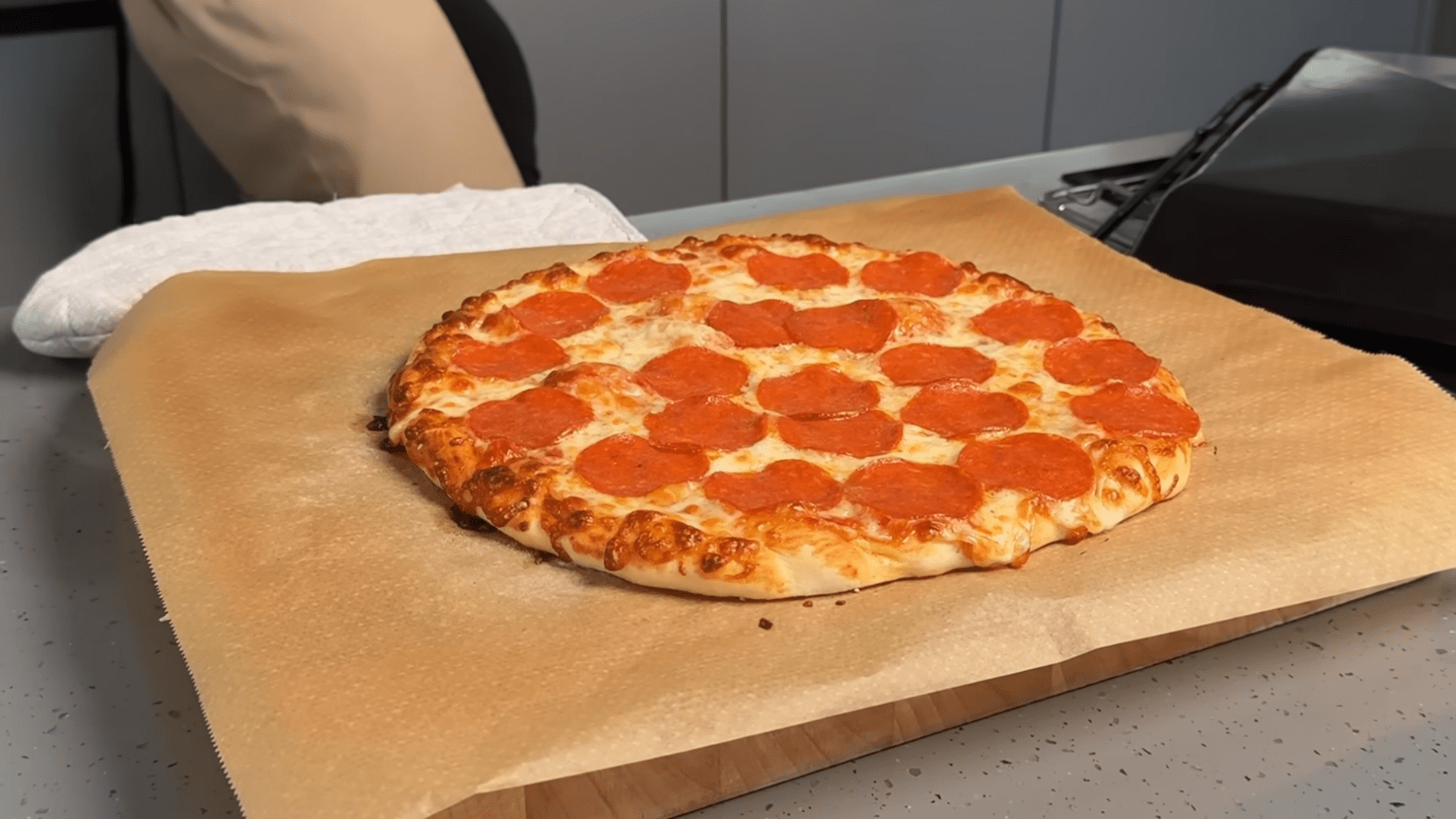 Кухарі розповіли домашній рецепт приготування піци пепероні