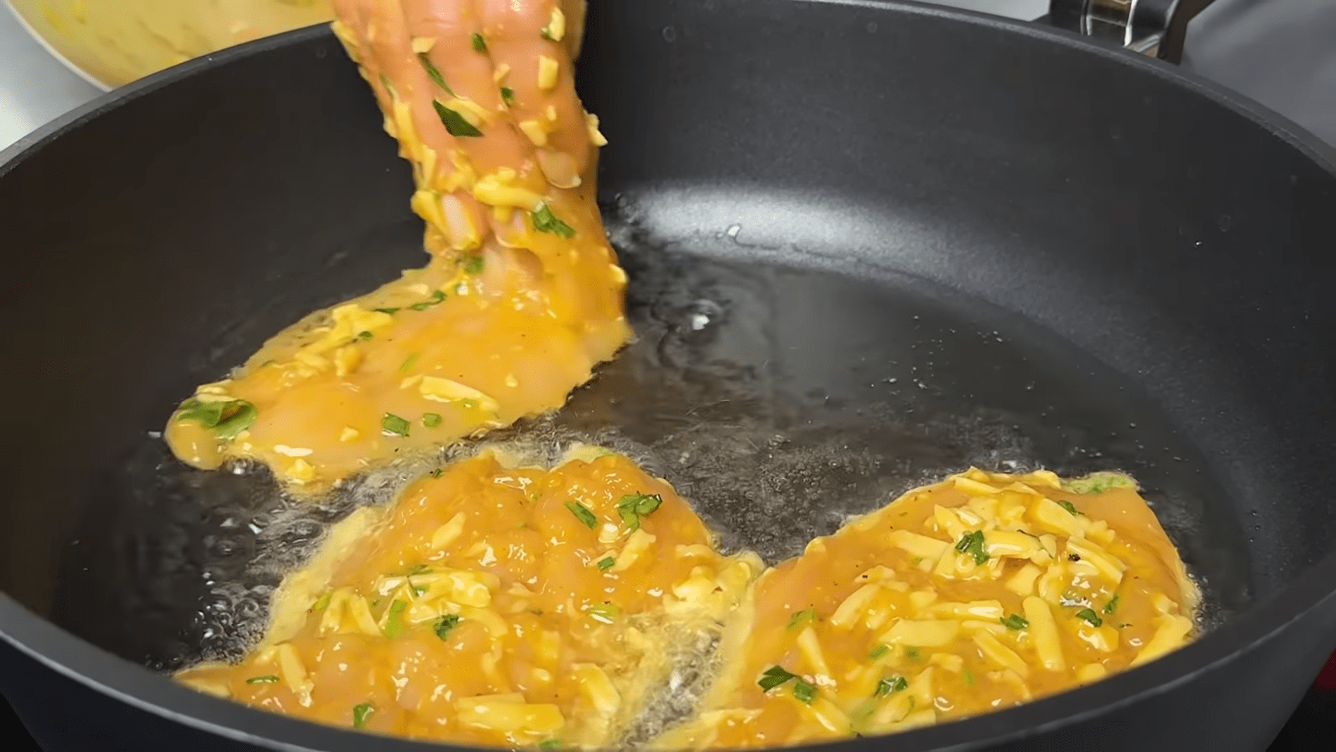 Кулінари розповіли, як швидко приготувати ніжні курячі відбивні з сиром