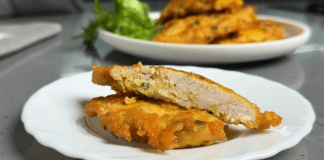 Кулінари розповіли, як швидко приготувати ніжні курячі відбивні з сиром	