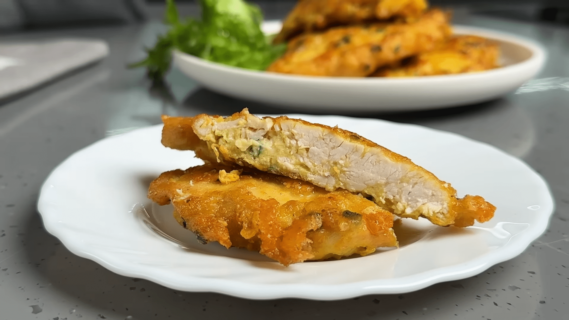 Кулінари розповіли, як швидко приготувати ніжні курячі відбивні з сиром	