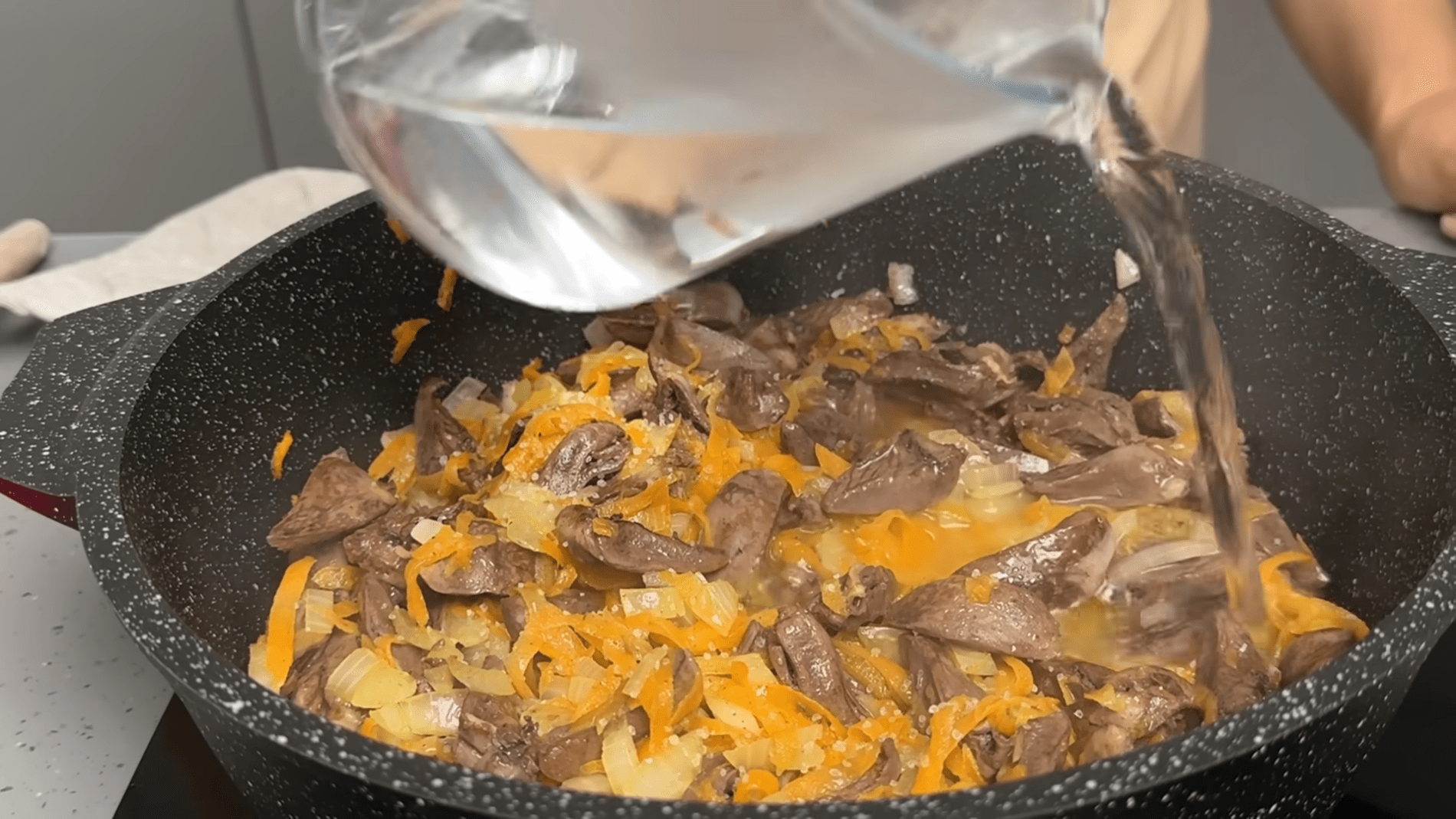 Кулінари розповіли, як приготувати ніжні серця індички з овочами