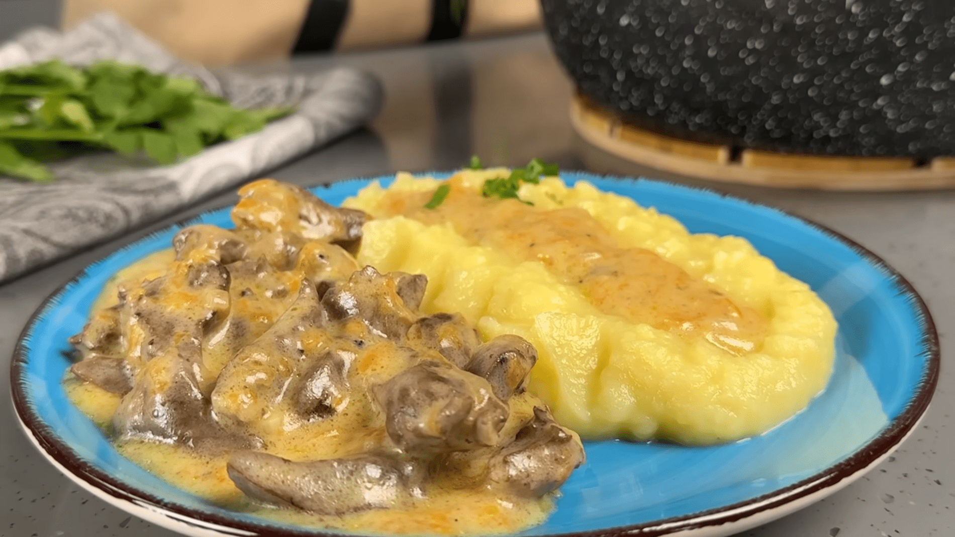 Кулінари розповіли, як приготувати ніжні серця індички з овочами