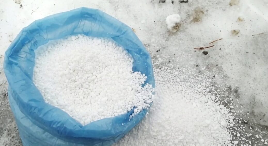 Більше не чищу сніг на ділянці, і навіть у снігопад жодних проблем – знадобиться лише 1 добриво 