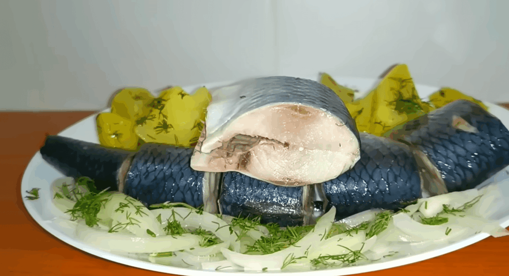 Оселедець, як лосось, готую за 5 хвилин без заморочок: ця “малосолочка” – моя фірмова страва 