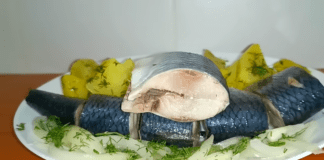 Кухарі розповіли, як швидко замаринувати оселедець вдома