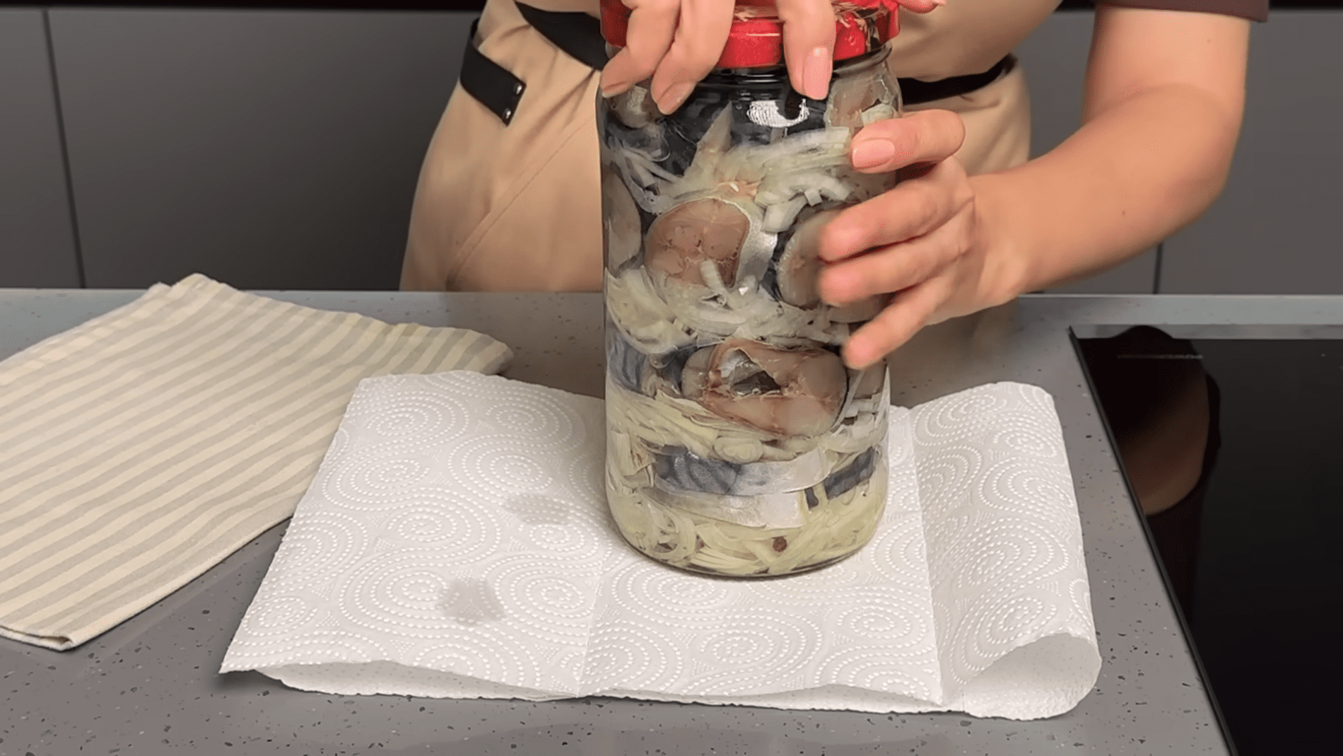 Кулінари розповіли, як приготувати ніжну малосольну скумбрію