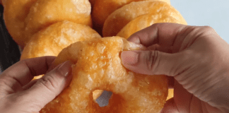 Кухарі розповіли, як приготувати повітряні пончики з картопляного пюре	