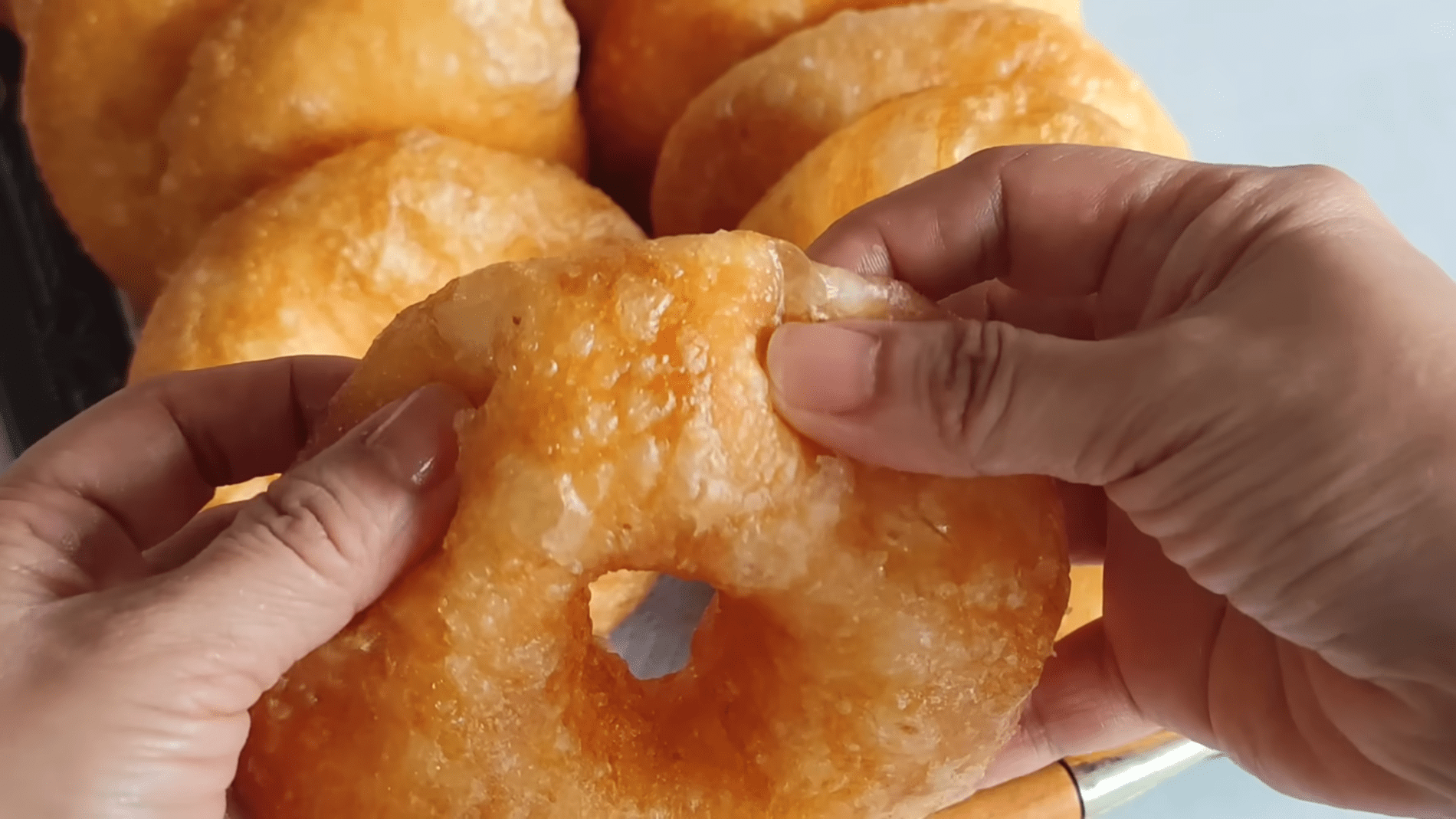 Кухарі розповіли, як приготувати повітряні пончики з картопляного пюре	