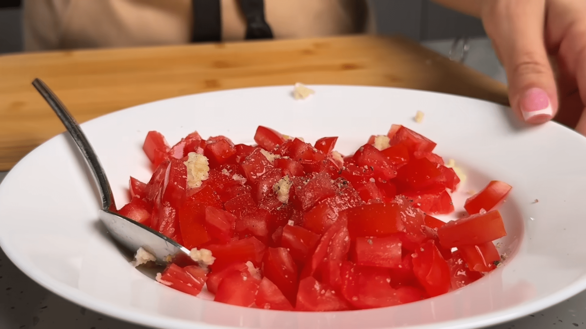 Кухарі розповіли, як приготувати смачний салат з копченою куркою